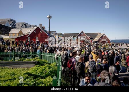 Nuuk, Groenland. Juli 2024. Die Menge bei der Ankunft in Nuuk in Grönland, Donnerstag, den 4. Juli 2024. Das Königspaar besucht offiziell Grönland vom 29. Juni bis 6. Juli 2024. Der Besuch beginnt in der Disko Bay und das königliche Paar reist dann mit Dannebrog nach Süden entlang Grönlands Westküste. (Foto: Ida Marie Odgaard/Ritzau Scanpix) Credit: Ritzau/Alamy Live News Stockfoto