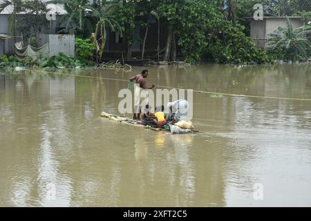 Morigaon, Assam, Indien. Juli 2024. MORIGAON, ASSAM, INDIEN-04. JULI 2024: Ein Mann reitet auf einem Bananenfloß in der Flutkatastrophe im Bezirk Morigaon in Assam. (Kreditbild: © Hafiz Ahmed/ZUMA Press Wire) NUR REDAKTIONELLE VERWENDUNG! Nicht für kommerzielle ZWECKE! Stockfoto