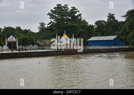 Morigaon, Assam, Indien. Juli 2024. MORIGAON, ASSAM, INDIEN-4. JULI 2024: Ein unter Wasser getauchtes Eid namaz-Gebetsfeld im Hochwassergebiet im Morigaon District von Assam. (Kreditbild: © Hafiz Ahmed/ZUMA Press Wire) NUR REDAKTIONELLE VERWENDUNG! Nicht für kommerzielle ZWECKE! Stockfoto