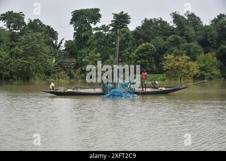 Morigaon, Assam, Indien. Juli 2024. MORIGAON, ASSAM, INDIEN-04. JULI 2024: Villegers fangen bei Überschwemmungen in einem von Überschwemmungen betroffenen Gebiet im Morigaon District in Assam Fische. (Kreditbild: © Hafiz Ahmed/ZUMA Press Wire) NUR REDAKTIONELLE VERWENDUNG! Nicht für kommerzielle ZWECKE! Stockfoto