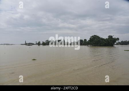 Morigaon, Assam, Indien. Juli 2024. MORIGAON, ASSAM, INDIEN-04. JULI 2024: Unterwasserhaus bei Hochwasser in einem Hochwassergebiet im Morigaon District von Assam. (Kreditbild: © Hafiz Ahmed/ZUMA Press Wire) NUR REDAKTIONELLE VERWENDUNG! Nicht für kommerzielle ZWECKE! Stockfoto