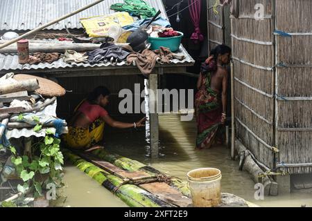 Morigaon, Assam, Indien. Juli 2024. MORIGAON, ASSAM, INDIEN-4. JULI 2024: Eine Frau arbeitet in einem überfluteten Dorf im Morigaon District in Assam. (Kreditbild: © Hafiz Ahmed/ZUMA Press Wire) NUR REDAKTIONELLE VERWENDUNG! Nicht für kommerzielle ZWECKE! Stockfoto