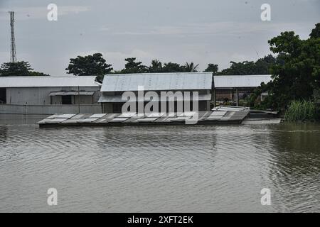 Morigaon, Assam, Indien. Juli 2024. MORIGAON, ASSAM, INDIEN-04. JULI 2024: Unterwasserhaus bei Hochwasser in einem Hochwassergebiet im Morigaon District von Assam. (Kreditbild: © Hafiz Ahmed/ZUMA Press Wire) NUR REDAKTIONELLE VERWENDUNG! Nicht für kommerzielle ZWECKE! Stockfoto