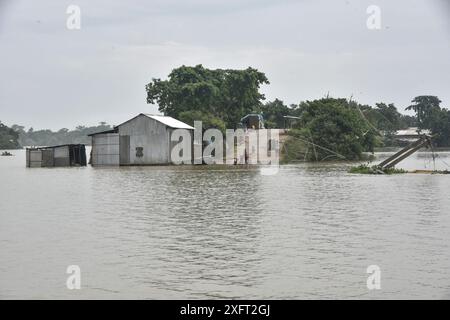 Morigaon, Assam, Indien. Juli 2024. MORIGAON, ASSAM, INDIEN-04. JULI 2024: Unterwasserhaus bei Hochwasser in einem Hochwassergebiet im Morigaon District von Assam. (Kreditbild: © Hafiz Ahmed/ZUMA Press Wire) NUR REDAKTIONELLE VERWENDUNG! Nicht für kommerzielle ZWECKE! Stockfoto