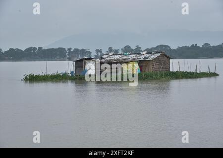 Morigaon, Assam, Indien. Juli 2024. MORIGAON, ASSAM, INDIEN-04. JULI 2024: Unterwasserhaus bei Hochwasser in einem Hochwassergebiet im Morigaon District von Assam. (Kreditbild: © Hafiz Ahmed/ZUMA Press Wire) NUR REDAKTIONELLE VERWENDUNG! Nicht für kommerzielle ZWECKE! Stockfoto