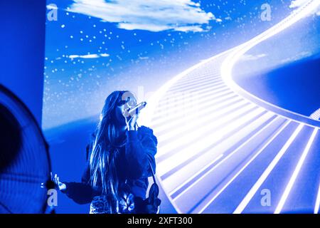 Roskilde, Dänemark. Juli 2024. Die britische Sängerin PinkPantheress tritt am 4. Juli 2024 in der Arena Scene beim Roskilde Music Festival in Dänemark auf. Quelle: Ritzau/Alamy Live News Stockfoto