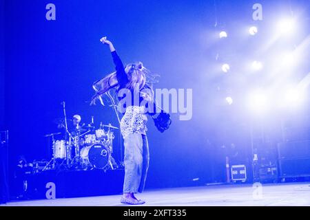 Roskilde, Dänemark. Juli 2024. Die britische Sängerin PinkPantheress tritt am 4. Juli 2024 in der Arena Scene beim Roskilde Music Festival in Dänemark auf. Quelle: Ritzau/Alamy Live News Stockfoto