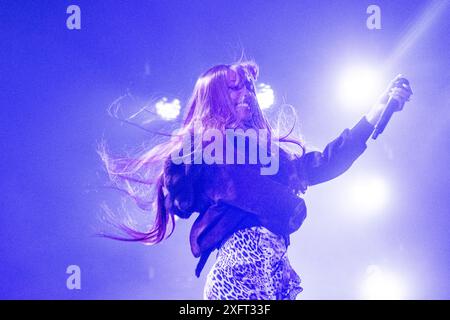 Roskilde, Dänemark. Juli 2024. Die britische Sängerin PinkPantheress tritt am 4. Juli 2024 in der Arena Scene beim Roskilde Music Festival in Dänemark auf. Quelle: Ritzau/Alamy Live News Stockfoto
