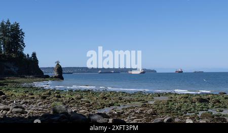 Vancouver CAN, Kanada / Kanada, Urlaubseindruecke und Sehenswuerdigkeiten, Vancouver, Downtown, 04.07.2024. mehrere Frachtschiffe und Tanker, die in der English Bay vor Anker liegen vom Stanley Park aus gesehen. CAN, Kanada / Kanada, Urlaubseindruecke und Sehenswuerdigkeiten, Vancouver, Downtown, 04.07.2024. *** Vancouver CAN, Kanada Kanada, Urlaubseindrücke und Sehenswürdigkeiten, Vancouver, Downtown, 04 07 2024 mehrere Frachtschiffe und Tanker vor Anker in English Bay gesehen von Stanley Park CAN, Kanada Kanada, Urlaubseindrücke und Orte of Interest, Vancouver, Downtown, 04 07 2024 Cop Stockfoto