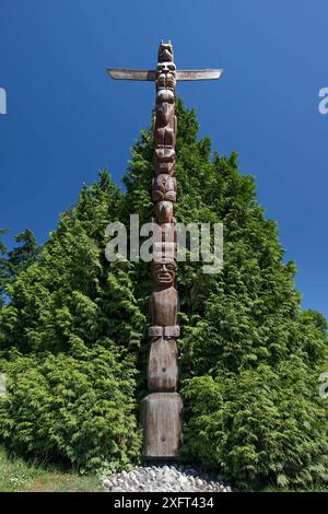 Vancouver CAN, Kanada / Kanada, Urlaubseindruecke und Sehenswuerdigkeiten, Vancouver, Downtown, 04.07.2024. der Rose Cole Yelton Memorial Pole of the Squamish Nation - ein Totempfahl im Stanley Park. CAN, Kanada / Kanada, Urlaubseindruecke und Sehenswuerdigkeiten, Vancouver, Downtown, 04.07.2024. *** Vancouver CAN, Kanada, Urlaubseindrücke und Sehenswürdigkeiten, Vancouver, Downtown, 04 07 2024 The Rose Cole Yelton Memorial Pole of the Squamish Nation ein Totempfahl in Stanley Park CAN, Kanada Kanada, Urlaubseindrücke und Sehenswürdigkeiten, Vancouver, Downtown, 04 07 2024 Copyrig Stockfoto