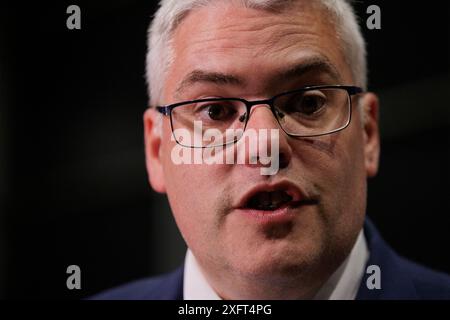 DUP-Chef Gavin Robinson, im Titanic Exhibition Centre, Belfast, während der Wahl 2024. Bilddatum: Freitag, 5. Juli 2024. Stockfoto