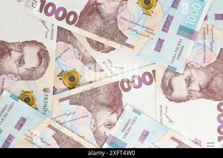 Ukrainische Währung: Nahaufnahme von tausend ukrainischen Hrivnya-Banknoten Stockfoto