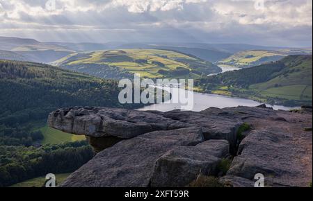 Der Blick vom Bamford Edge über das Ladybower Reservoir Derwent Valley Derbyshire East Midlands England Großbritannien Stockfoto