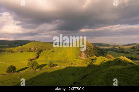 Goldenes Sonnenlicht trifft Parkhouse Hill vom Chrome Hill im Peak District Derbyshire East midlands England Großbritannien Stockfoto