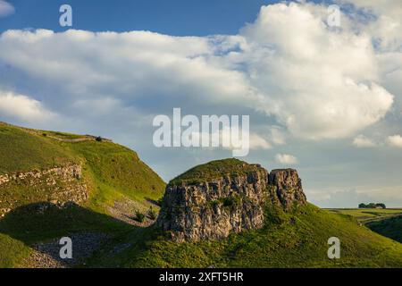 Der felsige Kalkstein-Knoll von Peter's Stone im Cressbrook dale Derbyshire Peak District im Osten der Midlands England Großbritannien Stockfoto