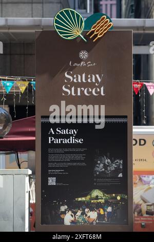 Vertikale Ansicht der visuellen Tafel zeigt die Geschichte der Satay Street in Lau Pa Sat, Singapur. Eine beliebte Touristenattraktion, um verschiedene Speisen zu probieren. Stockfoto
