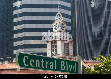 Der unverwechselbare Uhrenturm Lau Pa Sat ist ein Nationaldenkmal in Singapur. Stockfoto