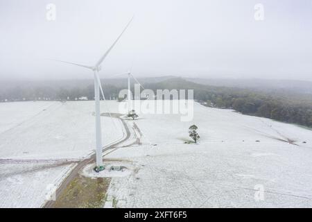 Luftaufnahme von Windturbinen auf einem schneebedeckten Hügel am Leonards Hill in Central Victoria, Australien. Stockfoto