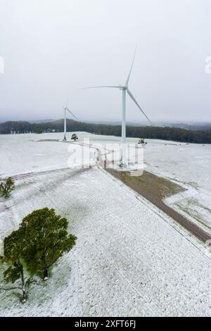 Luftaufnahme von Windturbinen auf einem schneebedeckten Hügel am Leonards Hill in Central Victoria, Australien. Stockfoto