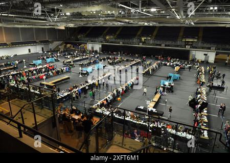 Glasgow, Großbritannien. Juli 2024. Glasgow, Schottland. 5. Juli 2024Bild: Weitwinkelansicht der Arena-Wahlzähler. Szenen aus dem Glasgow Election Count in der Emirates Arena (Sir Chris Hoy Velodrome) am letzten Vorabend der Parlamentswahlen 2024 in Großbritannien, wo Wahlurnen geladen und gezählt werden und Parteikandidaten beobachtet und gezählt werden. Foto: Colin D Fisher. Quelle: Colin Fisher/Alamy Live News Stockfoto