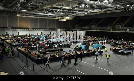 Glasgow, Großbritannien. Juli 2024. Glasgow, Schottland. 5. Juli 2024Bild: Weitwinkelansicht der Arena-Wahlzähler. Szenen aus dem Glasgow Election Count in der Emirates Arena (Sir Chris Hoy Velodrome) am letzten Vorabend der Parlamentswahlen 2024 in Großbritannien, wo Wahlurnen geladen und gezählt werden und Parteikandidaten beobachtet und gezählt werden. Foto: Colin D Fisher. Quelle: Colin Fisher/Alamy Live News Stockfoto