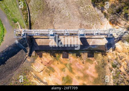 Aus der Vogelperspektive auf die scheren Tore eines Trockenreservoirs in Malmsbury in Central Victoria, Australien Stockfoto