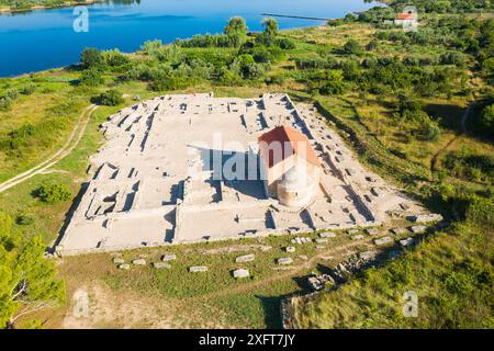 Archäologische Stätte Ivinj mit Blick auf die St. Martin Kirche aus der Vogelperspektive, Pirovac, Dalmatien, Kroatien Stockfoto