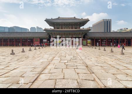 Seoul, Südkorea - 9. Oktober 2017: Wunderschöner Blick auf das Heungnyemun-Tor des Gyeongbokgung-Palastes. Das zweite innere Tor auf blauem Himmel Hintergrund. Stockfoto
