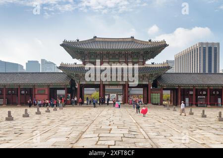 Seoul, Südkorea - 9. Oktober 2017: Wunderschöner Blick auf das Heungnyemun-Tor des Gyeongbokgung-Palastes. Das zweite innere Tor auf blauem Himmel Hintergrund. Stockfoto