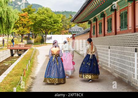 Seoul, Südkorea - 9. Oktober 2017: Mädchen in traditioneller koreanischer Kleidung Hanbok im Gyeongbokgung Palace. Junge Frauen, die im königlichen Garten laufen. Stockfoto