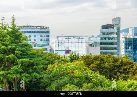 Busan, Südkorea - 7. Oktober 2017: Schöner Blick auf den Hafen von Busan vom Yongdusan Park. Die Namhangdaegyo-Brücke ist auf dem Meeresgrund sichtbar. Stockfoto