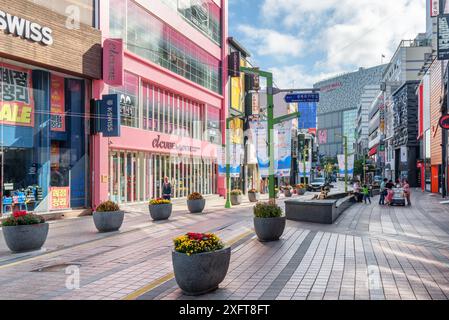 Busan, Südkorea - 7. Oktober 2017: Morgenblick auf Gwangbokro Cultural and Fashion Street. Gwangbokro ist ein beliebtes Touristenziel Asiens. Stockfoto