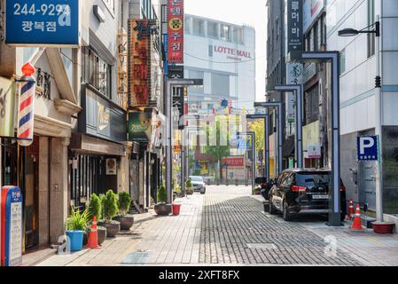 Busan, Südkorea - 7. Oktober 2017: Verlassene Straße von Busan am Morgen. Gwangbokro Cultural and Fashion Street. Stockfoto