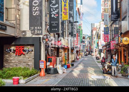 Busan, Südkorea - 7. Oktober 2017: Fantastischer Blick auf die enge Straße am Morgen. Gwangbokro Cultural and Fashion Street. Stockfoto