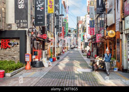 Busan, Südkorea - 7. Oktober 2017: Fantastischer Blick auf die enge Straße am Morgen. Gwangbokro Cultural and Fashion Street. Stockfoto