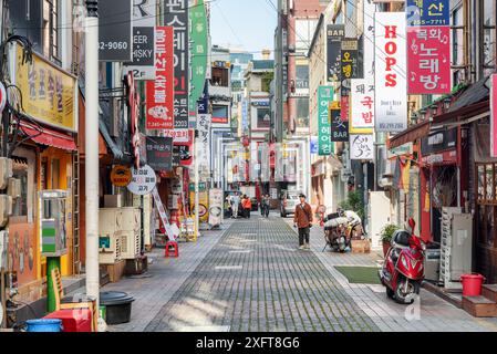 Busan, Südkorea - 7. Oktober 2017: Fantastischer Blick auf die enge Straße am Morgen. Gwangbokro Cultural and Fashion Street. Stockfoto