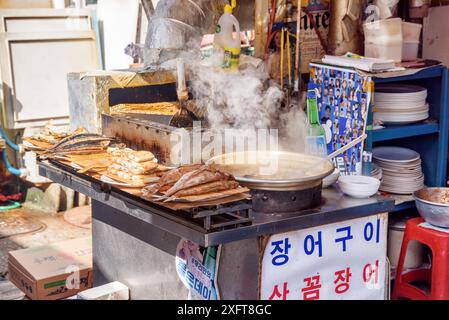 Busan, Südkorea - 7. Oktober 2017: Fantastischer Blick auf den Topf mit traditioneller koreanischer Suppe, der im Straßencafé auf dem Jagalchi Fish Market dampft. Stockfoto