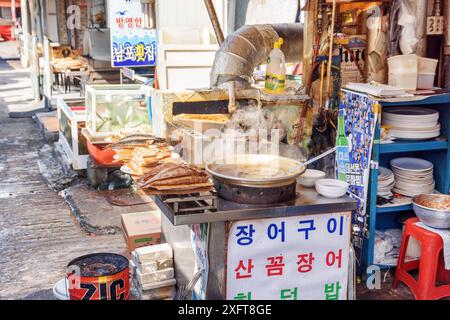 Busan, Südkorea - 7. Oktober 2017: Ein Topf mit traditioneller koreanischer Suppe wird im Straßencafé auf dem Jagalchi Fish Market gedampft. Frisch gekochter Fisch. Stockfoto