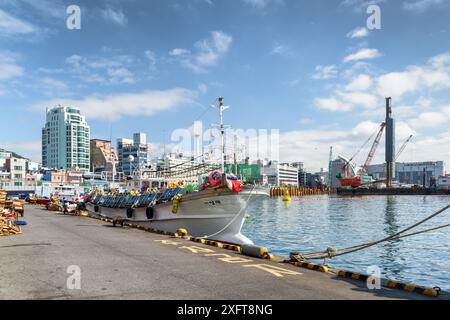 Busan, Südkorea - 7. Oktober 2017: Wunderschöner Blick auf das Fischereifahrzeug, das am sonnigen Tag im Hafen von Busan geparkt ist. Malerische Stadtlandschaft. Stockfoto