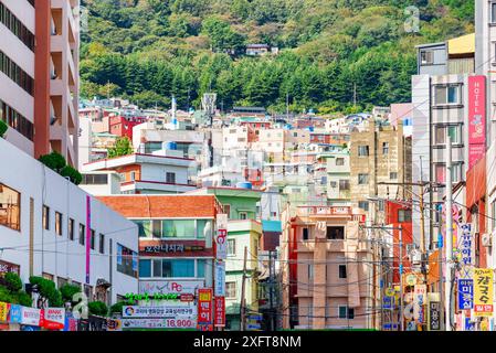 Busan, Südkorea - 7. Oktober 2017: Bunte Häuser in Busan. Wunderschöne, sonnige Stadtlandschaft. Stockfoto