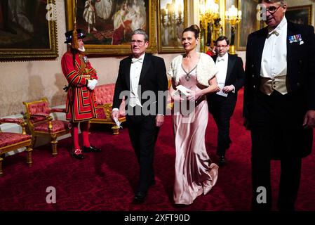 Aktenfoto vom 11/22 des Vorsitzenden der Labour Party, Sir Keir Starmer, und seiner Frau Victoria Starmer während des Staatsbanketts im Buckingham Palace, London, für den Staatsbesuch des südafrikanischen Präsidenten Cyril Ramaphosa in Großbritannien. Sir Keir Starmer wird der dritte Premierminister und der erste Labour-Minister der Regierungszeit des Königs. Die beiden haben sich schon mehrfach getroffen und scheinen ein herzliches Verhältnis zu haben. Als neuer Premierminister wird Sir Keir den König jeden Mittwoch zu einer privaten wöchentlichen Audienz treffen, um Regierungsangelegenheiten nach den Fragen des Premierministers zu erörtern Stockfoto