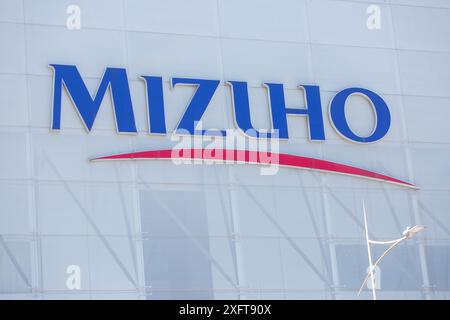 Firmenschild der Mizuho Bank. Aus der Ferne ist es sehr auffällig, um die Markenbekanntheit zu steigern. Singapur. Stockfoto