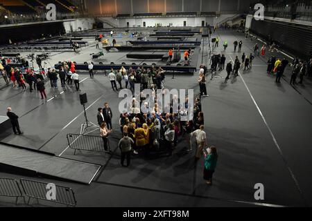 Glasgow, Großbritannien. Juli 2024. IM BILD: Weitwinkelansicht von Alison Thewliss mit einer kleinen Gruppe von Unterstützern der Scottish National Party (SNP), die bei der Wahl verloren hatten. Szenen aus dem Glasgow Election Count in der Emirates Arena (Sir Chris Hoy Velodrome) am letzten Vorabend der Parlamentswahlen 2024 in Großbritannien, wo Wahlurnen geladen und gezählt werden und Parteikandidaten beobachtet und gezählt werden. Foto: Colin D Fisher. Quelle: Colin Fisher/Alamy Live News Stockfoto