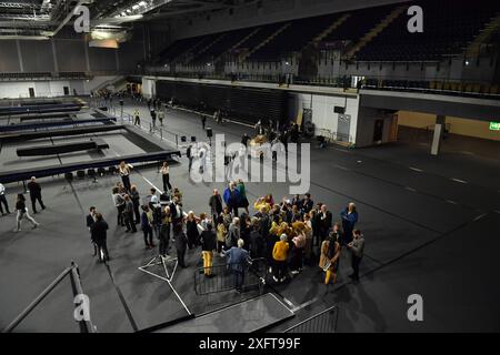 Glasgow, Großbritannien. Juli 2024. IM BILD: Weitwinkelansicht von Alison Thewliss mit einer kleinen Gruppe von Unterstützern der Scottish National Party (SNP), die bei der Wahl verloren hatten. Szenen aus dem Glasgow Election Count in der Emirates Arena (Sir Chris Hoy Velodrome) am letzten Vorabend der Parlamentswahlen 2024 in Großbritannien, wo Wahlurnen geladen und gezählt werden und Parteikandidaten beobachtet und gezählt werden. Foto: Colin D Fisher. Quelle: Colin Fisher/Alamy Live News Stockfoto