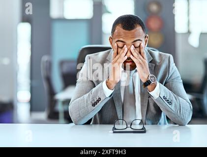 Geschäftsmann, müde und stressig im Büro mit Kopfschmerzen wegen Burnout, fehlgeschlagenen Audits und Firmenbankrott. Finanzberater, Müdigkeit und Migräneschmerzen Stockfoto