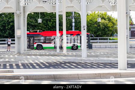 4. Juli 2024 Lublin Polen. Bushaltestelle an einem sonnigen Sommertag. Stockfoto