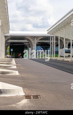 4. Juli 2024 Lublin Polen. Bushaltestelle an einem sonnigen Sommertag. Stockfoto