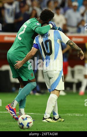 Der argentinische Stürmer Lionel Messi (R) wird vom ecuadorianischen Torhüter Alexander Dominguez getröstet, nachdem er im Viertelfinalspiel der Copa América USA 2024 im NRG Stadium in Houston, Texas am 4. Juli 2024 nicht gegen Ecuador konvertiert hatte. Quelle: Alejandro Pagni/Alamy Live News Stockfoto