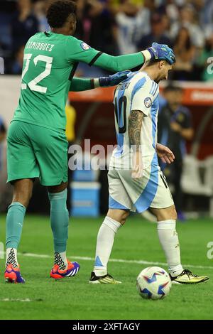 Der argentinische Stürmer Lionel Messi (R) wird vom ecuadorianischen Torhüter Alexander Dominguez getröstet, nachdem er im Viertelfinalspiel der Copa América USA 2024 im NRG Stadium in Houston, Texas am 4. Juli 2024 nicht gegen Ecuador konvertiert hatte. Quelle: Alejandro Pagni/Alamy Live News Stockfoto