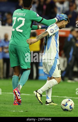 Der argentinische Stürmer Lionel Messi (R) wird vom ecuadorianischen Torhüter Alexander Dominguez getröstet, nachdem er im Viertelfinalspiel der Copa América USA 2024 im NRG Stadium in Houston, Texas am 4. Juli 2024 nicht gegen Ecuador konvertiert hatte. Quelle: Alejandro Pagni/Alamy Live News Stockfoto